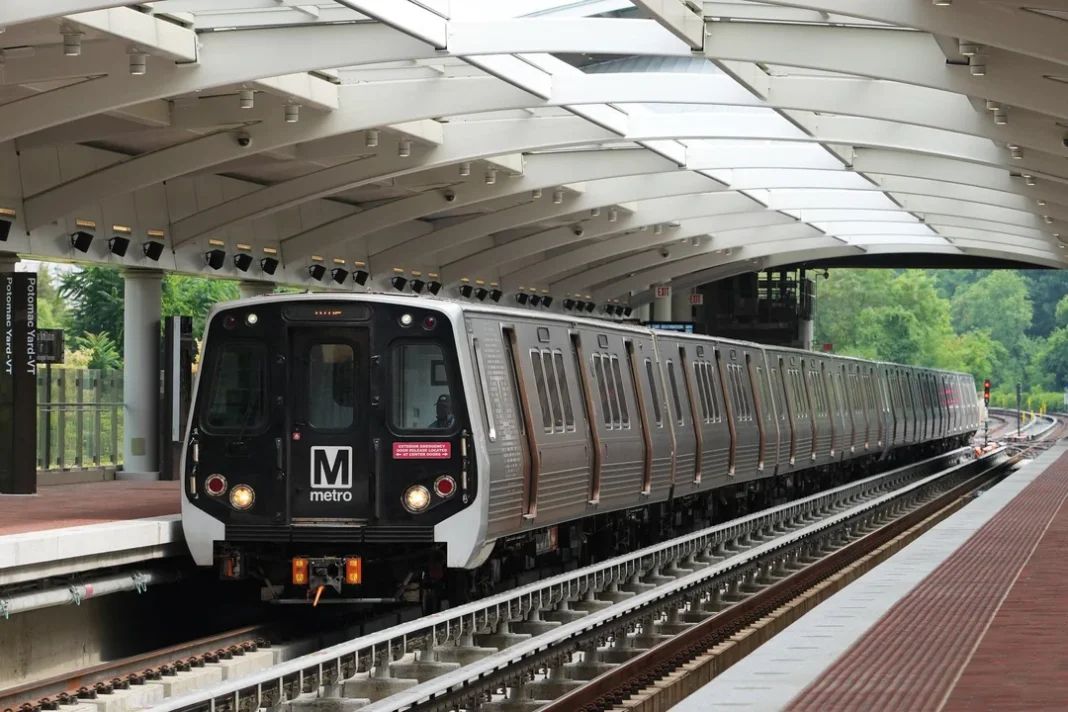 WMATA Issues Warning After Man Evades Fare, Falls onto Metro Tracks