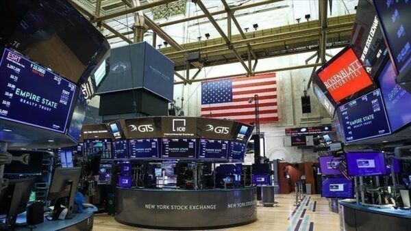 Tech Triumphs, Logistics Tumbles: A Deep Dive into Today’s U.S. Stock Market