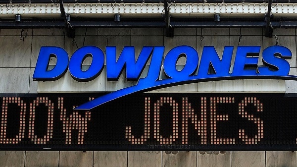 Dow Jones Dips Amid Mixed Earnings Reports and Fed Caution